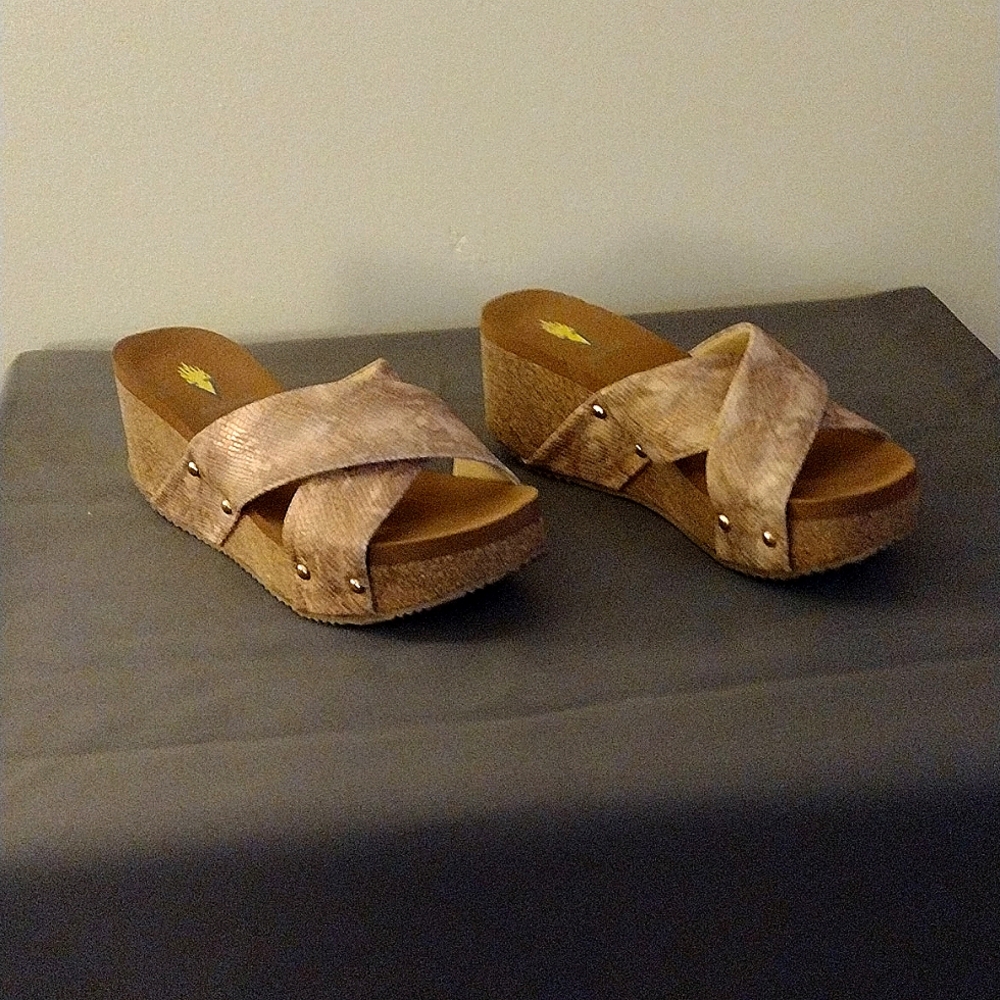 Nwot Volatile platforms